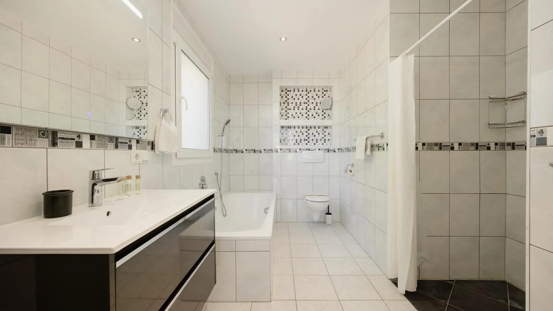 In The Second Line, Modern Beachfront Holiday Home In Costabella, Marbella Spagna