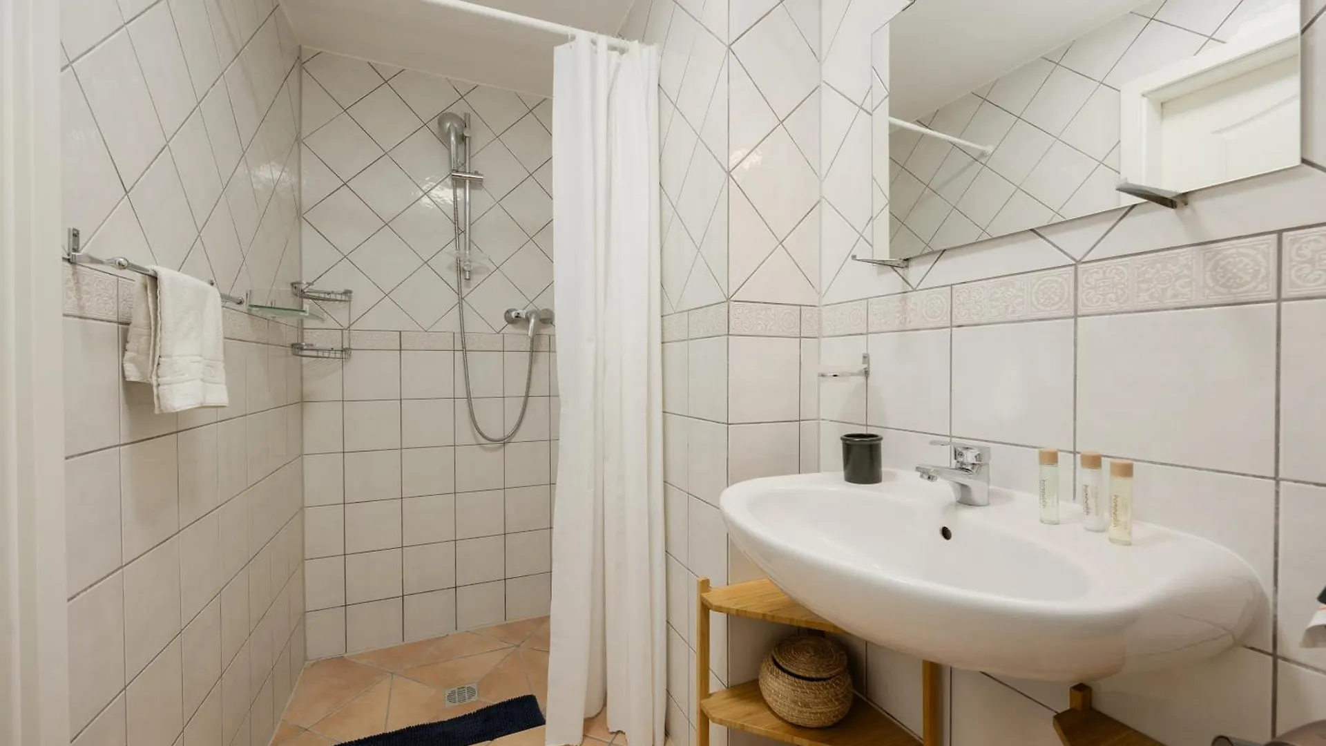 In The Second Line, Modern Beachfront Holiday Home In Costabella, Marbella 0*,