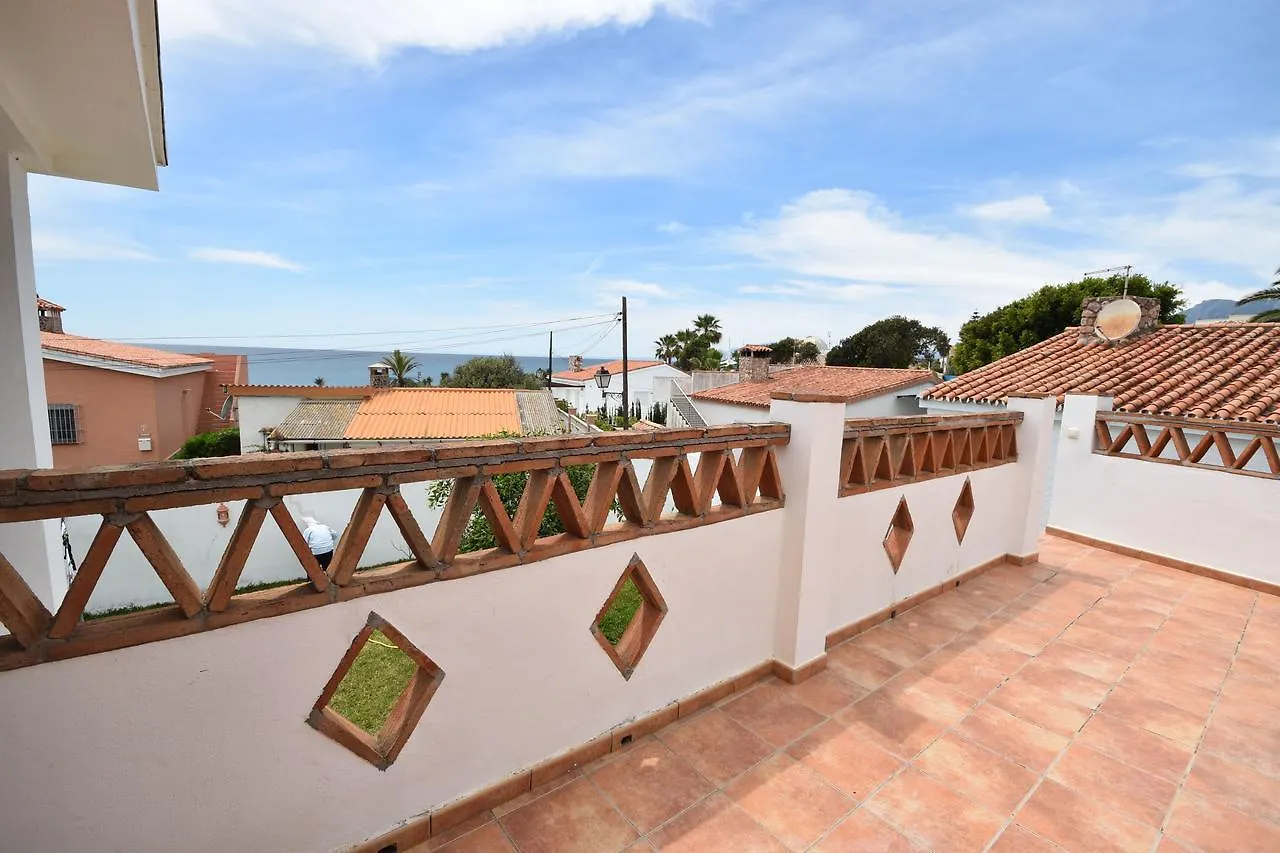 In The Second Line, Modern Beachfront Holiday Home In Costabella, 마르베야
