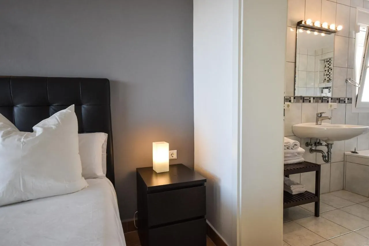 In The Second Line, Modern Beachfront Holiday Home In Costabella, 마르베야