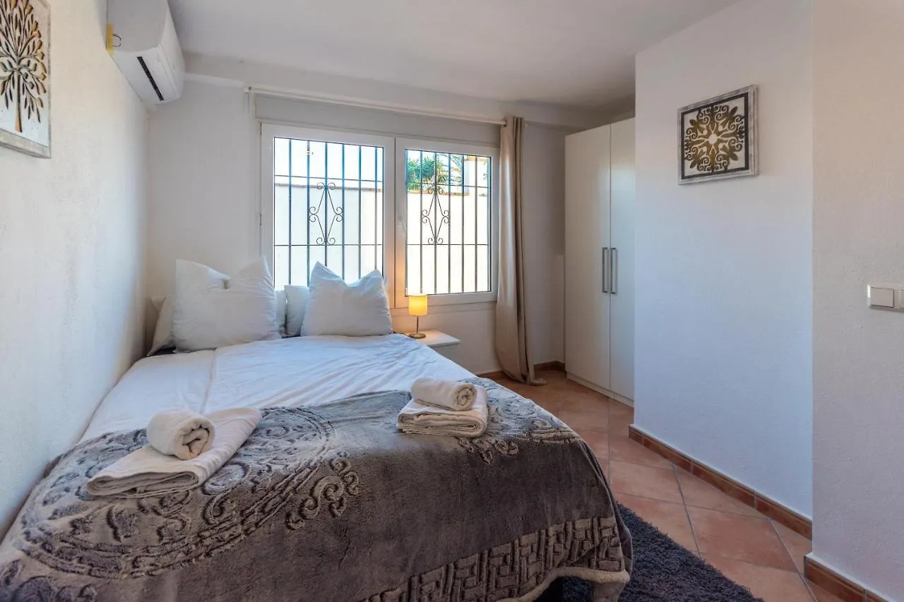 In The Second Line, Modern Beachfront Holiday Home In Costabella, 마르베야 스페인